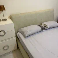 تخت ۲ نفره و ۲ عدد پاتختی