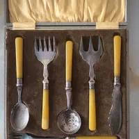 قاشق و چنگال روی استخان ( آج )