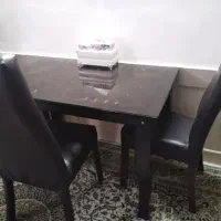 میز غذاخوری همراه با ۴ صندلی چرمی سالم