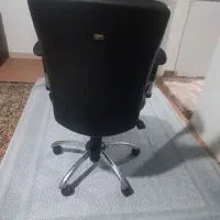 صندلی اداری و کامپیوتر