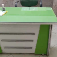 تعدادی میز و صندلی و پاراوان و...