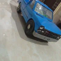 ماکت نیسان پیکان و دوتا ماشین کوچیک وتخته وایت برد