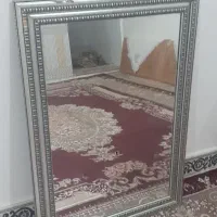 یک ایینه قدی با قاب درحد