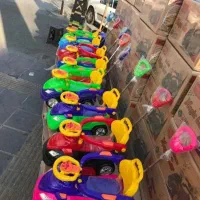 ماشین حمل کودک همراه با دسته هدایت
