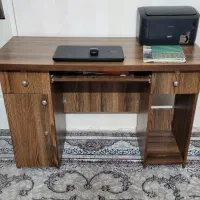 میز تحریر و کامپیوتر