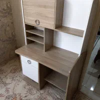 میز تحریر و کامپیوتر
