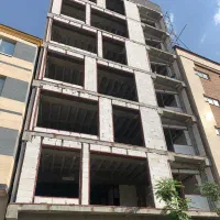 کارگر وارد ساختمانی