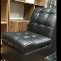 مبلمان پشت چرم و گیم لمسه دوزی سنتر و میز مبل مدیر