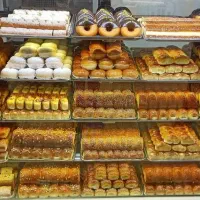 فروشنده خانم برای شیرینی سرای محمد پردیس