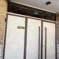 درب منزل در حیاط اهنی