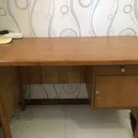 میز مطالعه و کامپیوتر