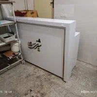 میز پاچال و یک عدد یخچال ایستاده و یک عدد فریزر