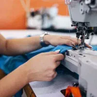 خیاط ماهر ، اتوکار ، وسط کار و بیرون بر