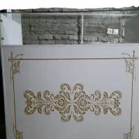میز ویترین  طرحدار cNC سفید شیشه خور