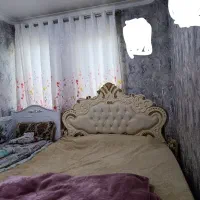 تخت دونفره  با دو عدد عسلی کنار تخت و میز آرایش