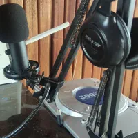 میکروفون حرفه ای و با کیفت کم کار کرد.
