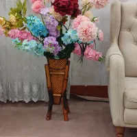 گلدان و گل کنار سالنی