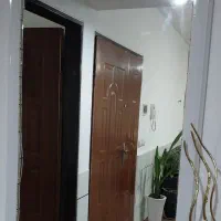 یک عدد آیینه قدی بزرگ چراغ دار