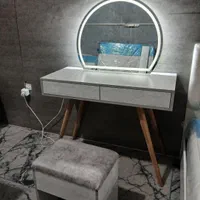 میزآرایشی +آینه بک لایت+ پاف