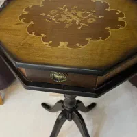 میز چوبی برای دکوراسیون و تلفن و غیره
