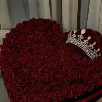 باکس گل رز قلبی  تاج دار