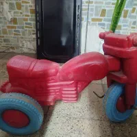 سه چرخ  بچگانه برای بازی کودک فقط دست نداره