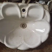 روشویی همراه با پایه