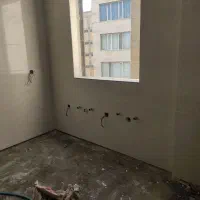 کارگر و نیمچه بنا برای کاشی کاری