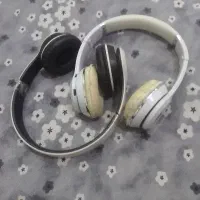 هدفون در حد نو هر دو ۲۰۰ تومان