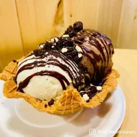 کارگر بستنی فروشی با جای خواب غذا