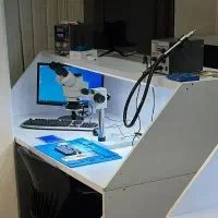 یک کارآموز خانم برای یادگیری تعمیرات لپتاپ موبایل