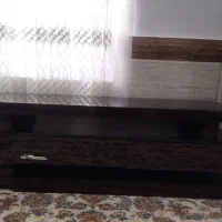 میز تلویزیون و آینه و شمعدان و ساعت