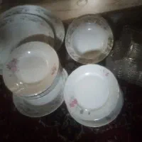 مقداری ظرف چینی