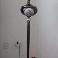 آباژور ایستاده