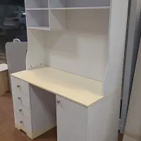میز تحریر همراه کتابخانه