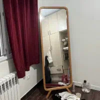 آینه قدی و چوب لباسی