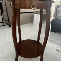 میز کنار سالنی