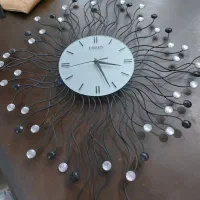 یک ساعت دیواری دقیق سالم ودر حد نو