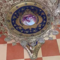 کنار سالنی سنگین و بزرگ