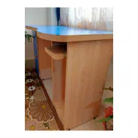 میز تحریر و کامپیوتر