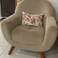مبل راحتی و کنسول و آیینه
