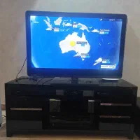 تلویزیون شارپ به همراه میز تلویزیون