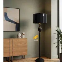 آباژور ایستاده کنار سالنی رنگ مشکی و طوسی کرم