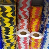 شبرنگ نواری بر چسب نوار نصب شب رنگ پارکینگ ساختمان