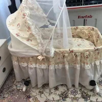 گهواره و تخت کنار مادر