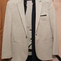 کت و شلوار پسرانه در حد نو به فروش می‌رسد