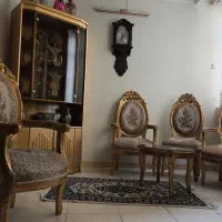 مبلمان سلطنتی همراه با ویترین