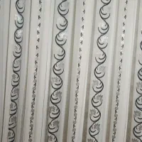 یک عدد پرده و کتابخانه تمیز
