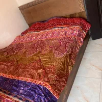 تخت و میز توالت با آینه