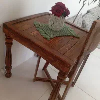 میز تمام چوب. و یک عدد صندلی